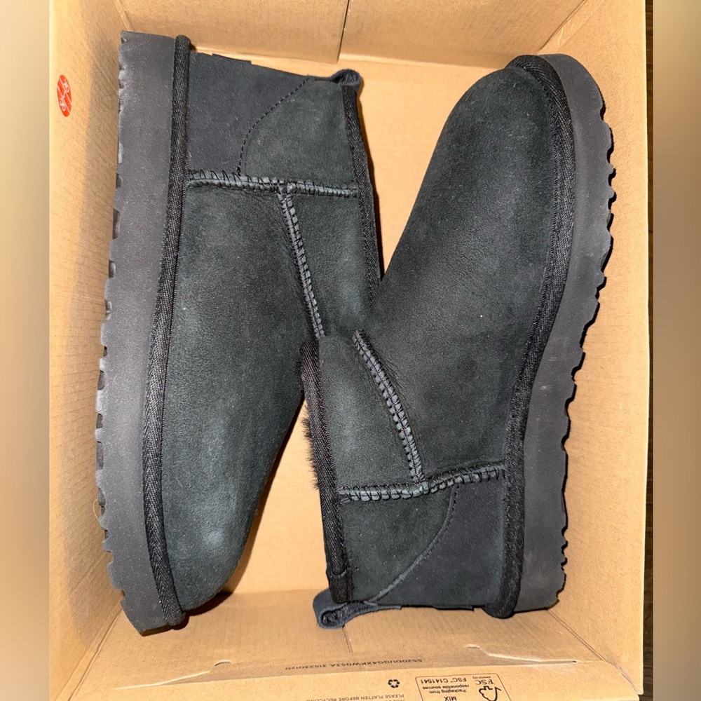UGG Classic Ultra Mini NWT black size 8 - Picture 5 of 11